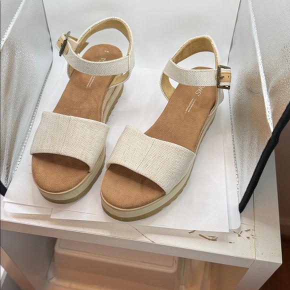 TOMS WEDGE CANVAS RUBBER SANDALS WOMENS SIZE 8. LIKE NEW - Picture 2 of 16